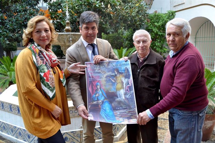 Llamas (izda.) presenta las actividades con la Asociación Belenista de Córdoba