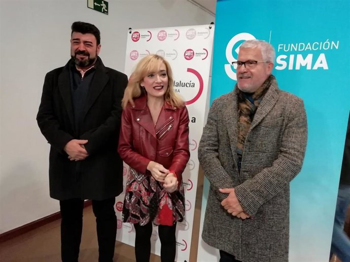 Carmen Castilla (centro), entre Gonzalo Pino (dcha.) y el secretario de UGT Córdoba, Vicente Palomares.