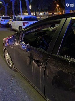 El vehículo de la mujer cuya pareja golpeó con un bate de béisbol