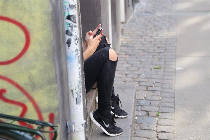 Un estudio analiza el impacto emocional del intercambio de contenido sexual entre adolescentes. Joven, juventud, teléfono móvil. (Foto de archivo).