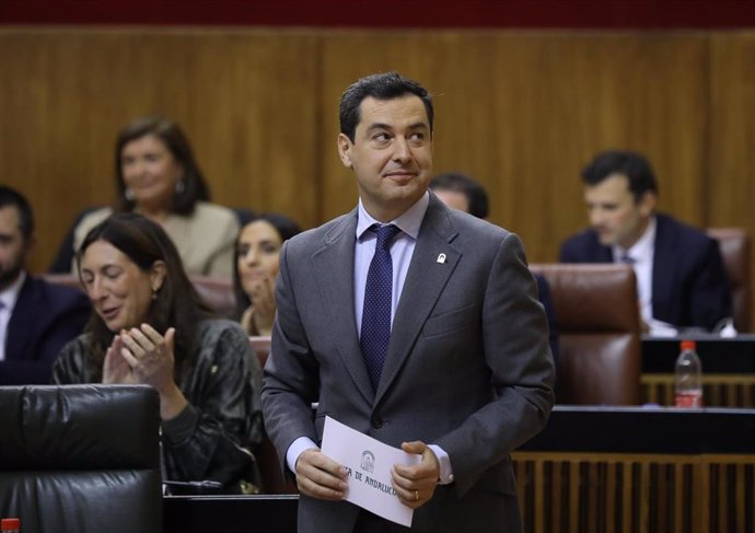 El presidente de la Junta de Andalucía, Juanma Moreno, en la sesión de control al Gobierno andaluz en el Pleno del Parlamento.
