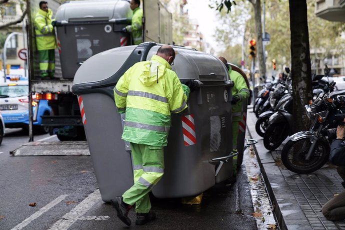 Barcelona empieza a reponer contenedores para "normalizar" el servicio de recogida de basura