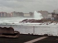 El viento alcanza los 124 kms/h en Malpica y las olas llegan a 10 metros en cabo Vilán