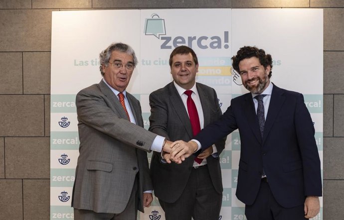 Alfonso Solans, Juan Manuel Serrano e Íñigo de Yarza firman la incorporación de Correos como socio logístico de la plataforma online 'zerca!'.