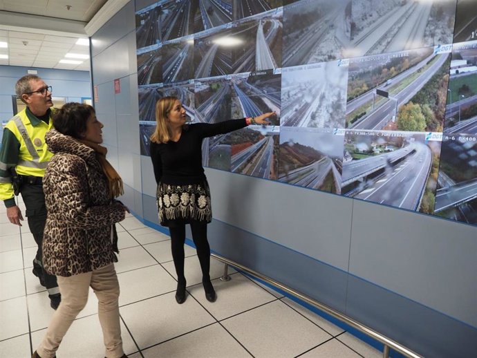 La coordinadora regional de Tráfico, Inmaculada Matías, explica la situación a la delegada del Gobierno, Mercedes Martín, en el Centro de Gestión de Tráfico.