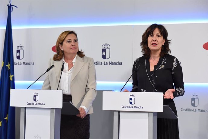 La consejera de Educación, Cultura y Deportes, Rosa Ana Rodríguez, y la consejera de Igualdad, Blanca Fernández,en rueda de prensa.