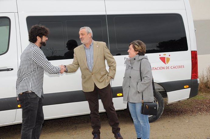 La Diputación de Cáceres entrega un vehículo a APTO