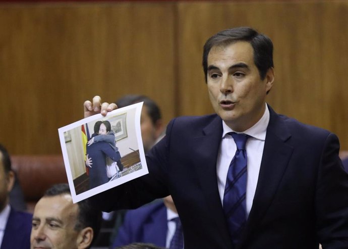 El portavoz parlamentario del PP, José Antonio Nieto, muestra este jueves en la sesión de control al Gobierno una foto del abrazo de Pedro Sánchez y Pablo Iglesias.