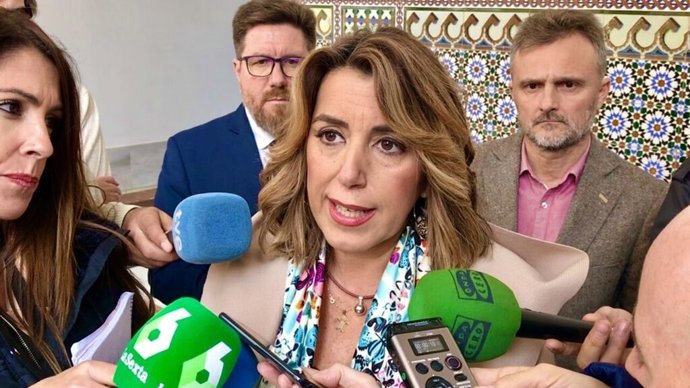 La secretaria general del PSOE-A, Susana Díaz, atendiendo a los periodistas en el Parlamento