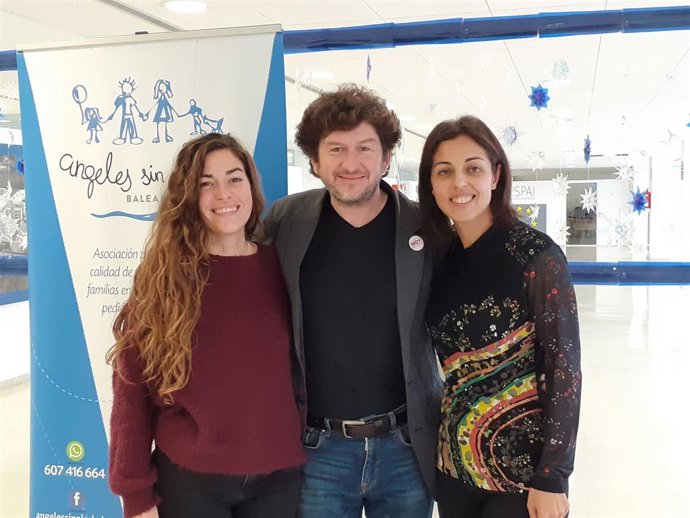 El regidor de Participación Ciudadana y Gobierno Interior, Alberto Jarabo, con representantes de la asociación 'Ángeles sin Alas'.