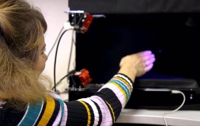 Desarrollan un sistema que permite ver, oír y sentir hologramas 3D gracias al ul