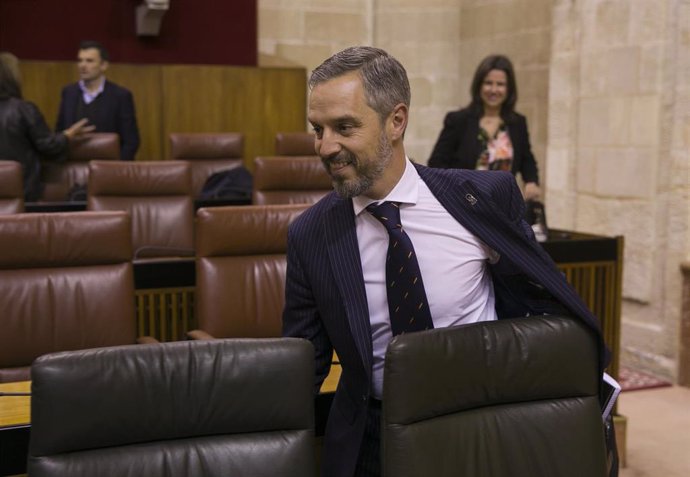 El consejero de Hacienda, Juan Bravo, en una imagen de archivo, en su escaño en el Parlamento. 