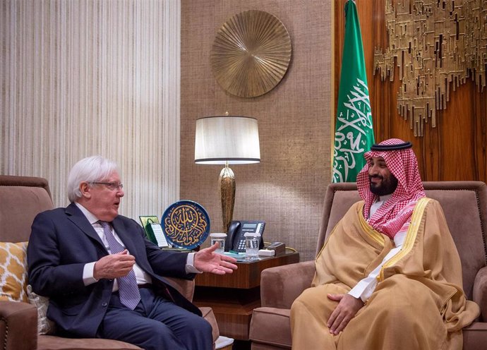 El príncipe heredero saudí, Mohamed bin Salmán, se reúne con el enviado de la ONU para Yemen, Martin Griffiths