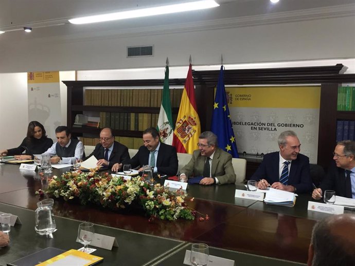 Reunión mantenida en la Subdelegación del Gobierno en Sevilla para reajustar los fondos del Pfoea