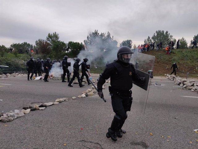 Actuación de los Mossos d'Esquadra en la AP-7 en Salt (Girona) durante el corte del Tsunami Democràtic y los CDR