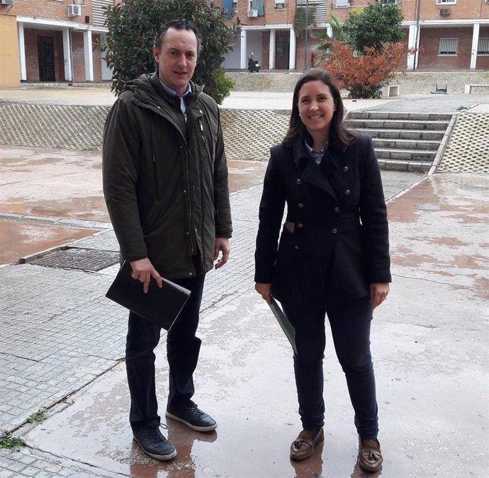 Casanueva y Pérez visitan las viviendas en el Polígono Guadalquivir