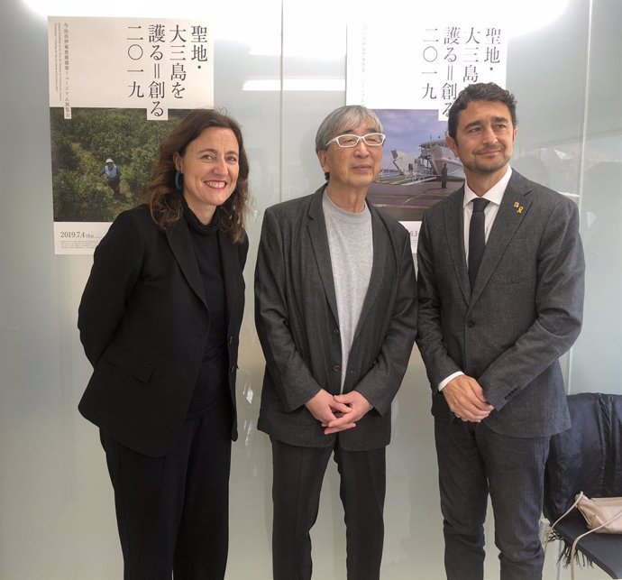 La presidenta del Port de Barcelona, Merc Conesa; l'arquitecte Toyo Ito i el conseller de Territori i Sostenibilitat, Dami Calvet