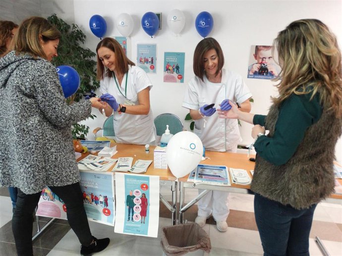 El Área de Enfermería de Medicina Interna del Hospital Costa del Sol realiza una campaña para informar y concienciar sobre la diabetes