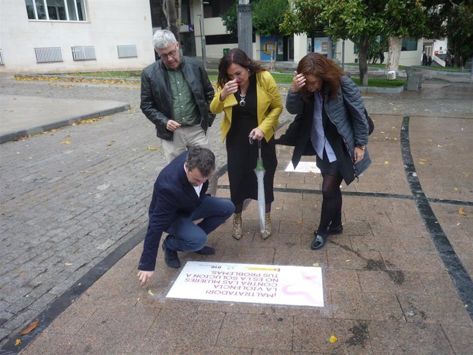 Colocación de pegatinas contra la violencia de género