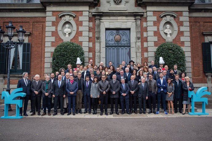 Foto de família dels guardonats dels 66 Premis Ondas al Palauet Albéniz a Barcelona, 14 de novembre del 2019.