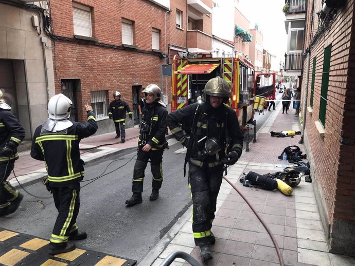 Bomberos en el incendio de octubre de la calle Esperanza Abad de San Sebastián de los Reyes