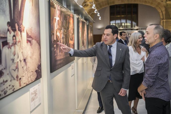 El presidente de la Junta, Juanma Moreno (i), visita la exposición 'Flamenco. Código abierto', de Javier Caró (d), acompañado por la consejera de Cultura y Patrimonio Histórico, (c) Patricia del Pozo. En Sevilla, a 14 de noviembre de 2019.