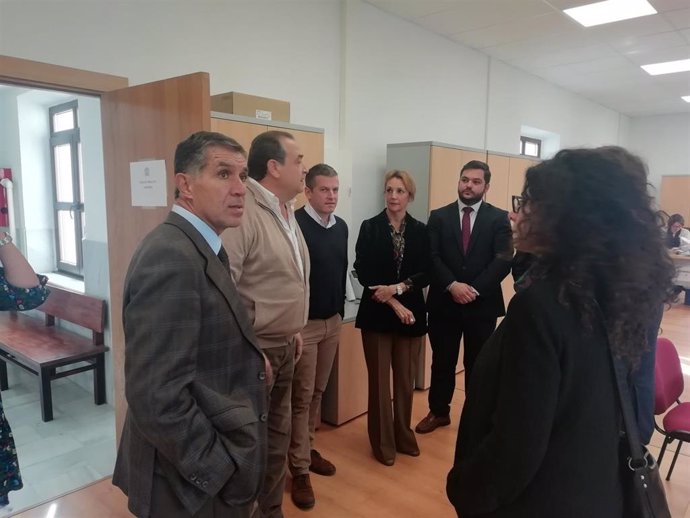 La secretaria general para la Justicia, María José Torres, con el presidente del TSJA en los juzgados de Algeciras