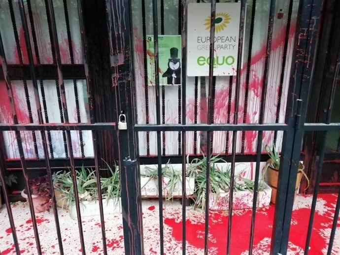 Rocían con pintura roja la sede de Equo en Madrid