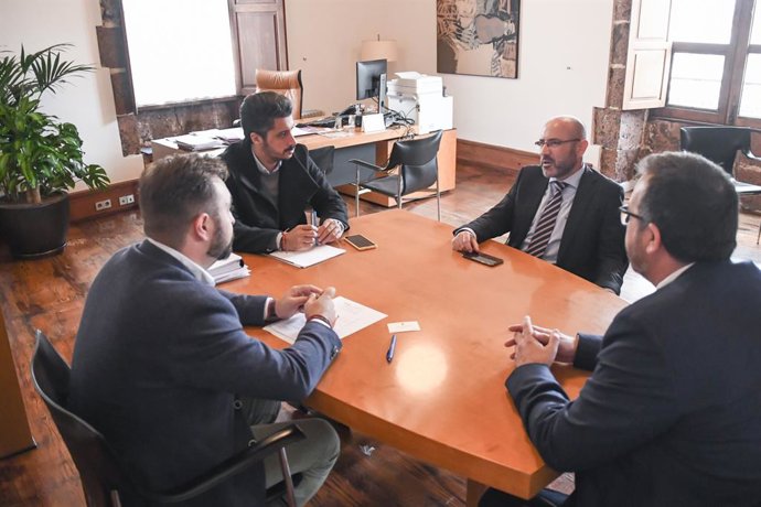 El alcalde de La Laguna, Luis Yeray Gutiérrez, se reúne con  el director de Aeropuertos del Grupo Canarias en Aena, Mario Otero Andión, y el director del Aeropuerto de Tenerife Norte, Francisco Javier Osmán