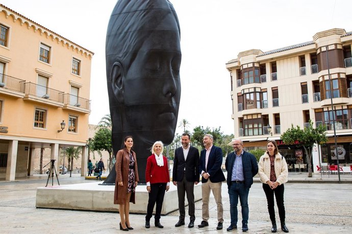Hortensia Herrero, segunda por la izquierda, junto a Carlos González, alcalde de Elche, durante la presentación de las esculturas Maria y Silvia de Jaume Plensa.
