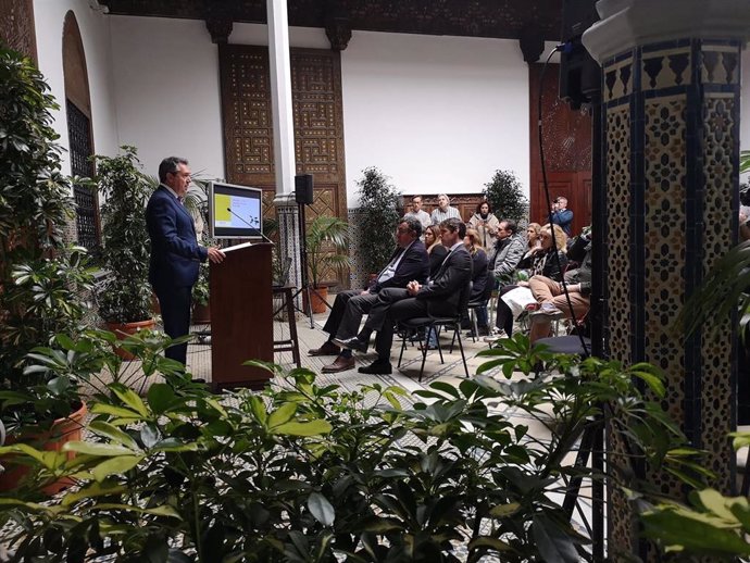 El alcalde de Sevilla, el socialista Juan Espadas, durante la presentación del plan director del arbolado