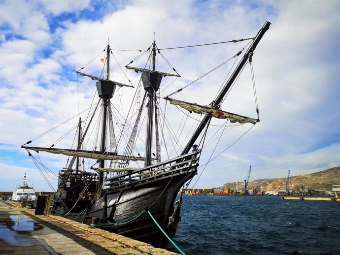 La réplica de la nao 'Victoria' atraca en el Puerto de Almería