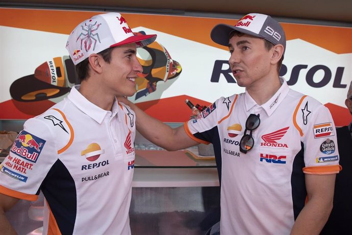 Los pilotos españoles Marc Márquez y Jorge Lorenzo conversan 