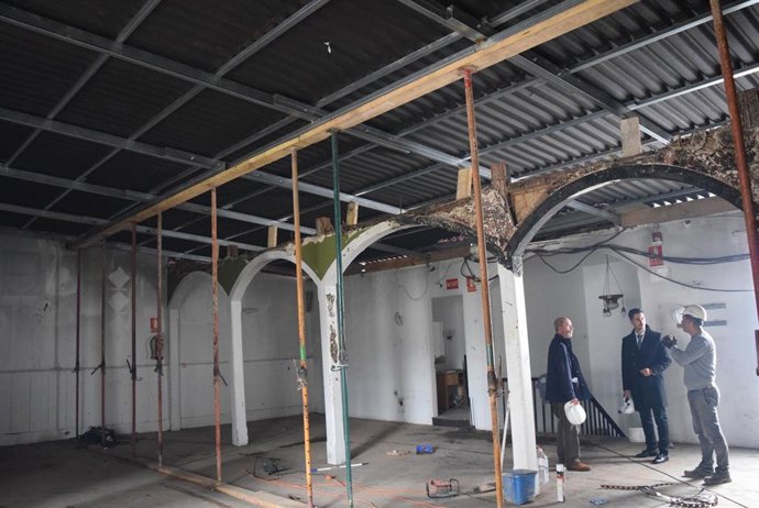 El alcalde de La Laguna, Luis Yeray Gutiérrez, y el concejal de Urbanismo, Santiago Pérez, comprueban el resultado de las obras