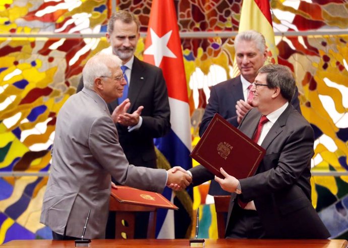 El Rey Felipe y Josep Borrell durante la firma de acuerdos entre España y Cuba.