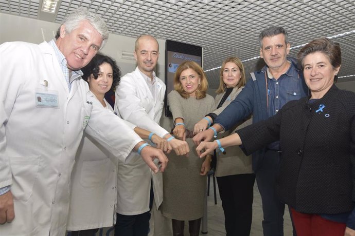 La delegada de Salud y Familias, María Jesús Botella (centro), junto a profesionales del hospital y ADICOR  en el Día Mundial de la Diabetes