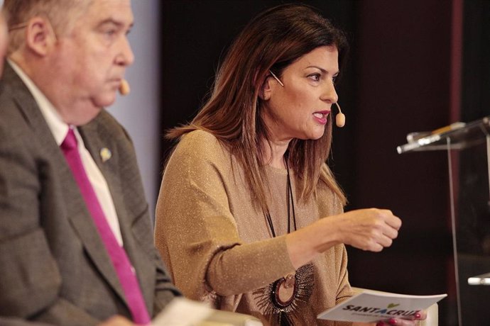 La primera teniente de alcaldesa y concejal de Promoción Económica, Matilde Zambudio, interviene en el foro 'Cruceros en Santa Cruz'