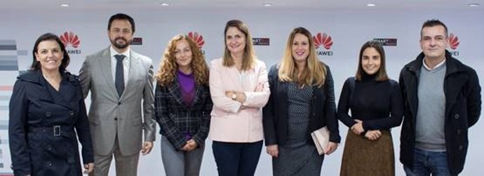 Presentación del Smartbus de Huawei en Sevilla, que recorrerá 13 colegios de seis municipios andaluces.