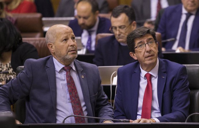Continuación de la sesión plenaria. El vicepresidente de la Junta de Andalucía, Juan Marín (d), junto al consejero de Educación y Deporte (i), Javier Imbroda.En Sevilla, a 14 de noviembre de 2019.