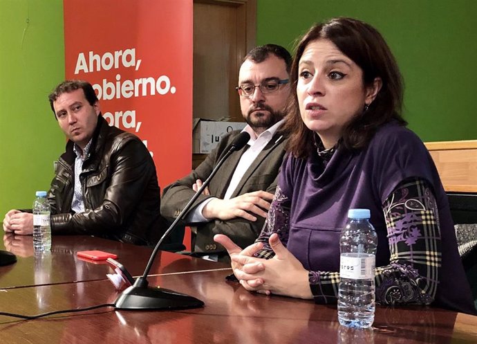 La candidata del PSOE por Asturias y vicepresidenta general del PSOE, Adriana Lastra, con el presidente del Principado, Adrián Barbón, participando en una jornada sobre las mujeres rurales en Laviana.