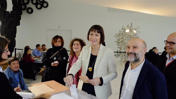 La portavoz nacional del BNG, Ana Pontón, vota en Santiago el 10N.