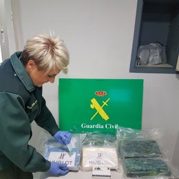 Intervenidos paquetes de cocaína en un furgón en San Cibrao das Viñas (Ourense).
