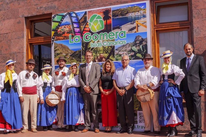 Autoridades de La Gomera y grupos folclóricos en la apertura de la temporada de cruceros