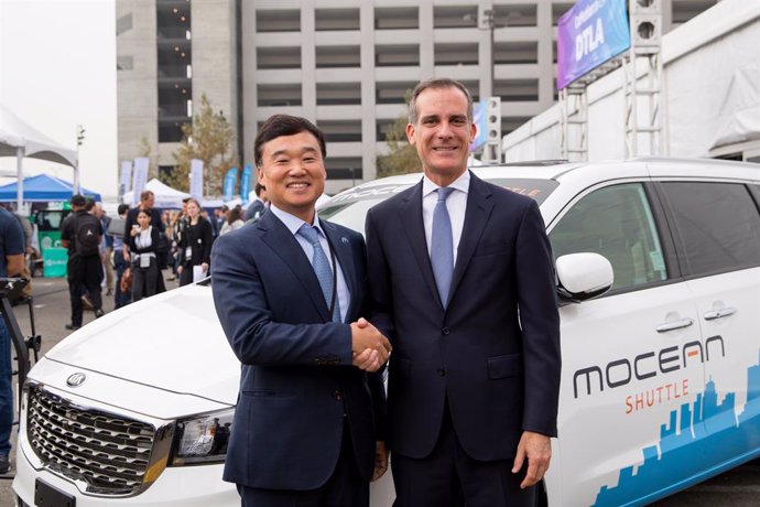 KyoungLim Yun, vicepresidente de Hyundai Motor Group, y Eric Garcetti, alcalde de Los Ángeles