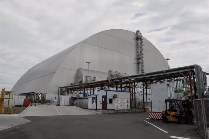 Estructura sobre el reactor de la central nuclear de Chernóbil