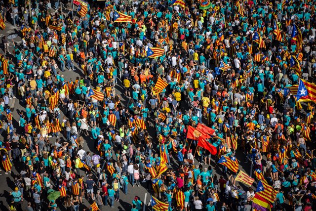 Cientos de personas con banderas de la estelada (bandera independentista catalana) durante la manifestación convocada por la Asamblea Nacional Catalana (ANC) con el lema 'Objectiu Independència (Objetivo independencia