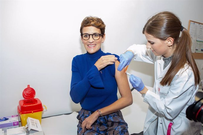 La presidenta de Navarra, María Chivite, vacunándose contra la gripe.