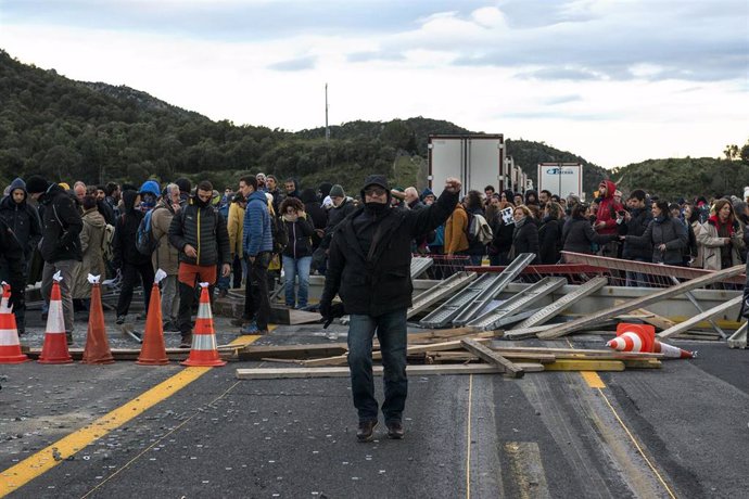 Una multitud de personas corta la carretera de la AP-7 en La Jonquera (Girona),  una acción convocada por Tsunami Democrtic, en  La Jonquera /Girona /Catalunya (España), a 11 de noviembre de 2019.