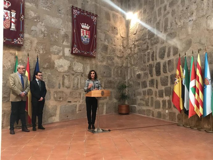 La consejera para la Transición Ecológica y Sostenibilidad, Olga García, y los presidentes de la Diputación de Badajoz, Miguel Ángel Gallardo, y el presidente en funciones del de Cáceres, Carlos Carlos Rodríguez