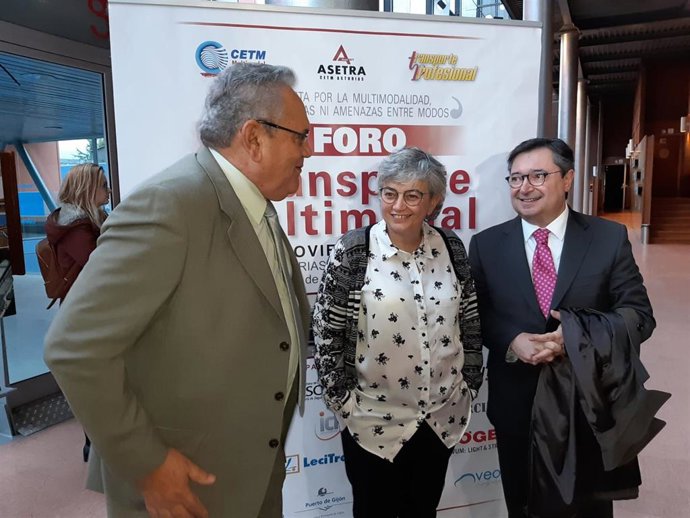 La alcaldesa de Gijón, Ana González, junto al presidente de Asetra, Ovidio de la Roza, y el de la Autoridad Portuaria de Gijón, Laureano Lourido